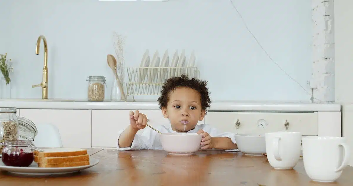 enfant manger