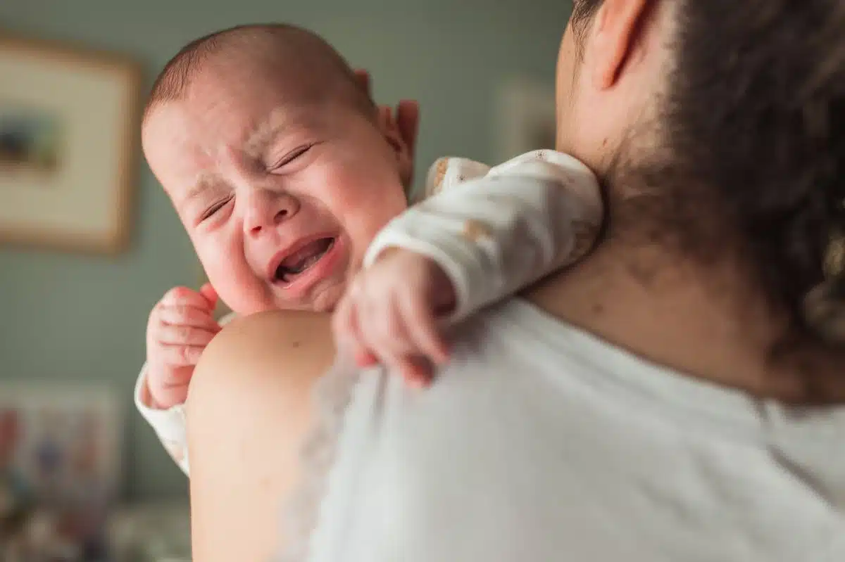 Comprendre et accompagner la poussée de croissance de votre bébé : des signes aux solutions