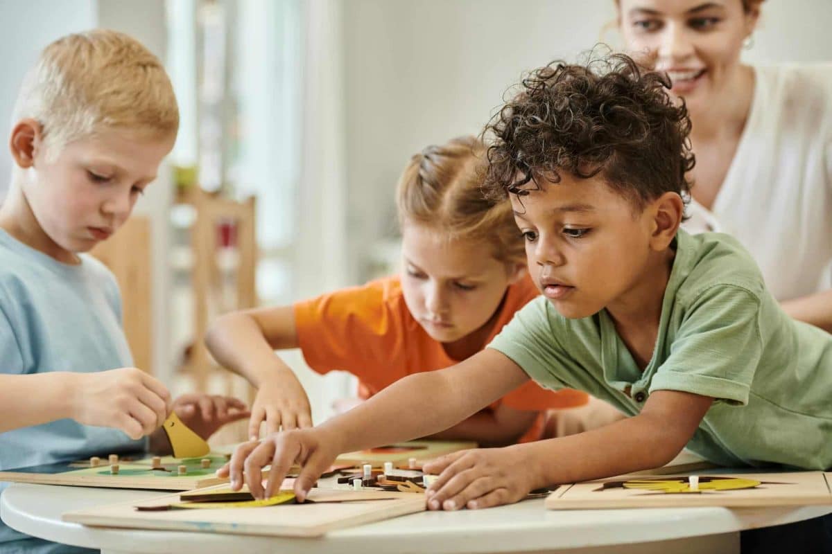 Stimuler l'apprentissage de son enfant avec des jeux Montessori