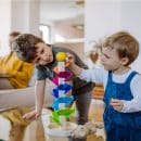 Stimuler l'apprentissage de son enfant avec des jeux Montessori
