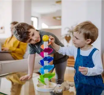 Stimuler l'apprentissage de son enfant avec des jeux Montessori