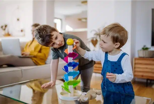 Stimuler l'apprentissage de son enfant avec des jeux Montessori