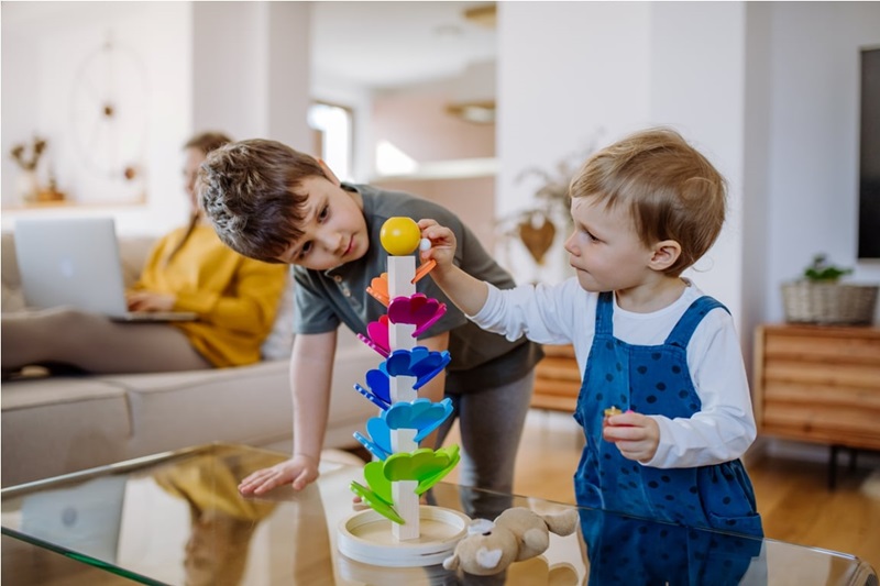 Stimuler l'apprentissage de son enfant avec des jeux Montessori