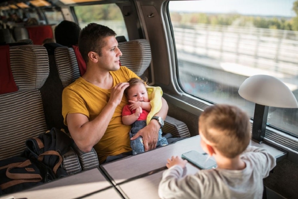 le train avec bébé conseils pour voyager sereinement cet été