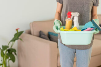 Ménage, repassage, garde d'enfants : comment alléger le quotidien des familles grâce aux services à domicile ?