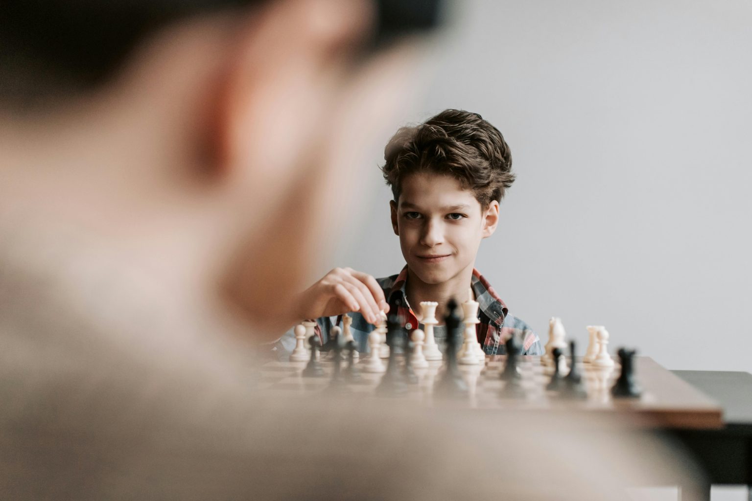 Enfants jouant aux échecs et apprenant les règles du jeu